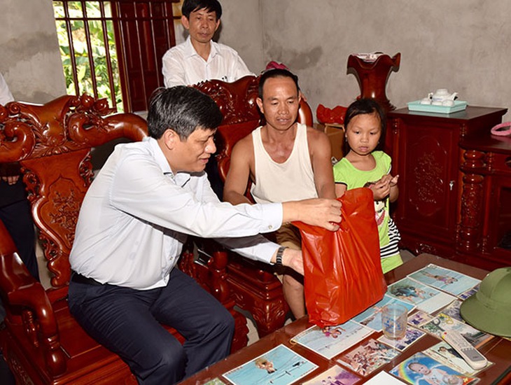 GS.TS Nguyễn Thanh Long, Thứ trưởng Bộ Y tế thăm và tặng quà cho các cháu bé bị nhiễm độc chì tại thôn Đông Mai, Văn Lâm, Hưng Yên sáng 28/5/2015.