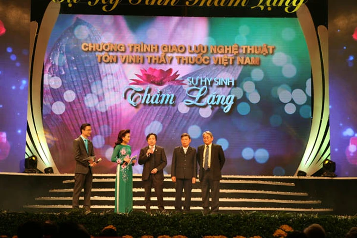 Các khách mời tham gia giao lưu với khán giả.