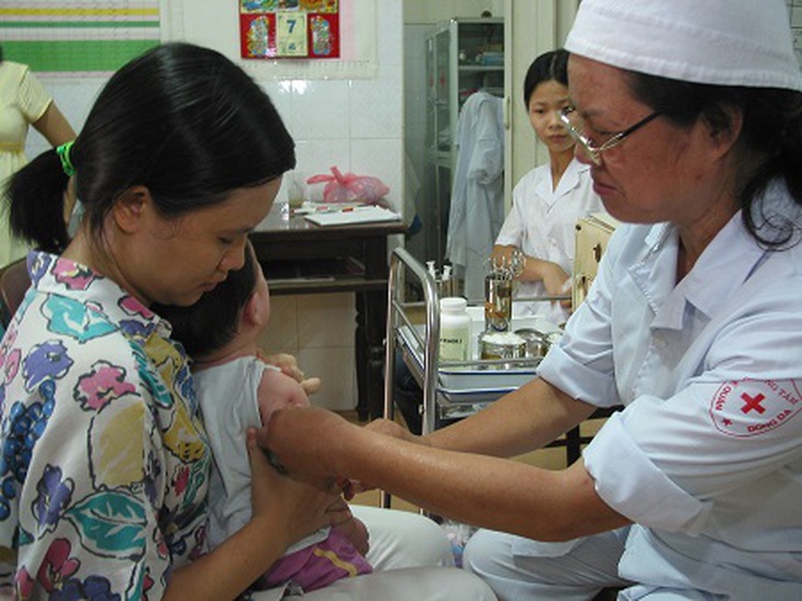 Các loại vắc-xin trong Chương trình TCMR luôn luôn đầy đủ, bảo đảm phòng ngừa bệnh cho trẻ. Ảnh: TM