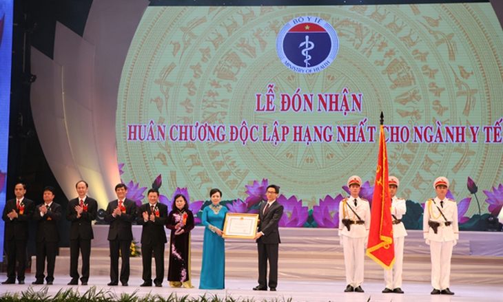 Thay mặt lãnh đạo Đảng, Nhà nước, Phó Thủ tướng Vũ Đức Đam trân trọng trao Huân chương Độc lập hạng Nhất cho ngành Y tế.
