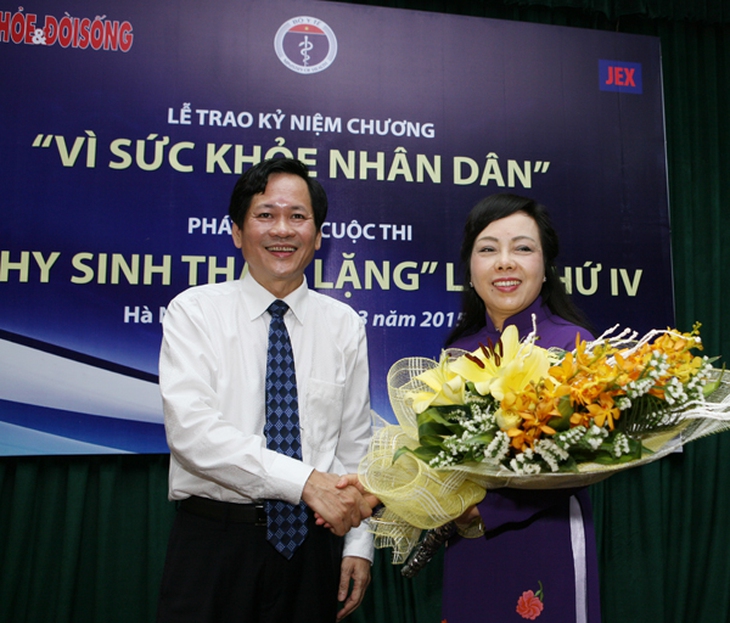 Nhà thơ, Tổng biên tập báo Sức khỏe & Đời sống tặng hoa Bộ Trưởng Bộ Y tế