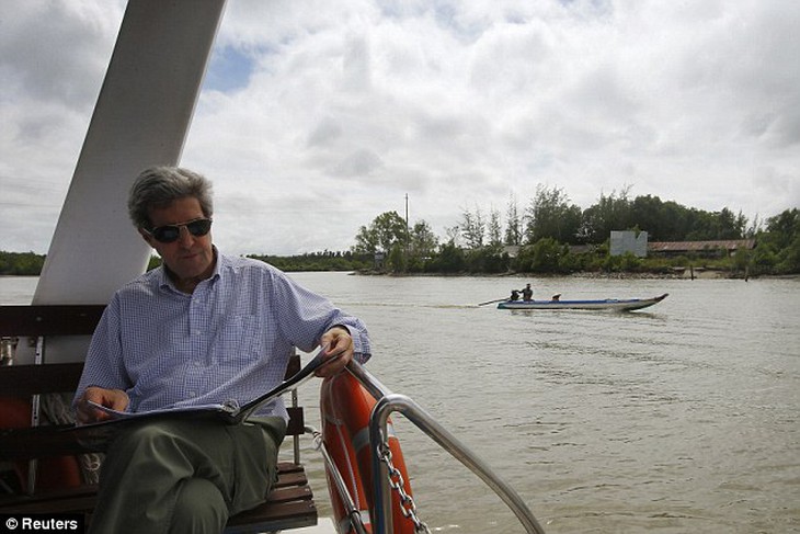 Ông J.Kerry trên dòng Mekong