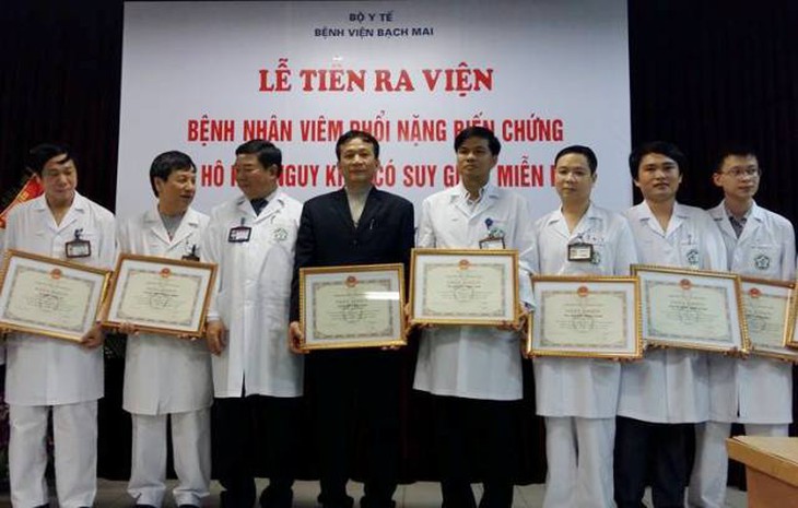 Lãnh đạo BV khen thưởng các tập thể, cá nhân có thành tích xuất sắc trong cứu chữa người bệnh.