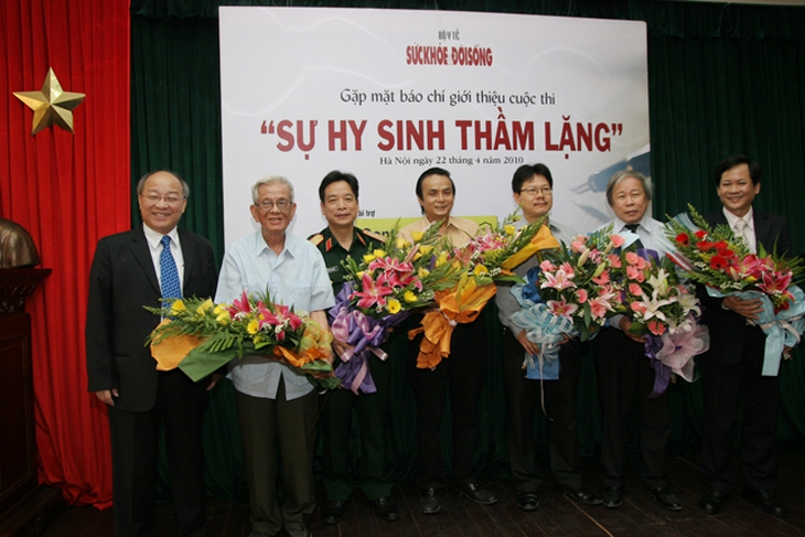 Nhà báo Hữu Thọ trong lễ phát động cuộc thi Sự hy sinh thầm lặng lần thứ 1