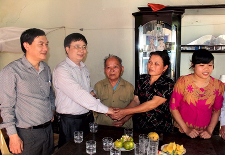 Lãnh đạo Sở Y tế Nghệ An thăm hỏi gia đình liệt sĩ Phan Huy Sơn. Ảnh: Sở Y tế Nghệ An cung cấp