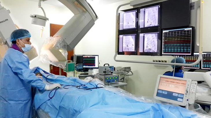 ThS BS Nguyễn Thanh Hải thực hiện can thiệp điều trị tim nhanh tại BV Nhi T.Ư
