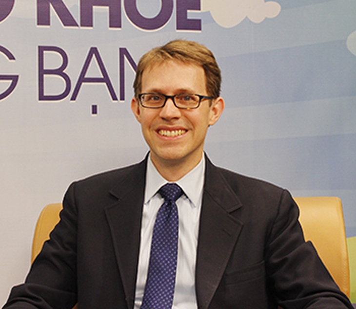 Bác sĩ Gedge David Rosson, Giám đốc trung tâm Johns Hopkins. Chuyên cấy ghép và tái tạo vú, phẫu thuật thẩm mỹ khuôn mặt, tái tạo vi mạch, phẫu thuật thần kinh ngoại vi, phẫu thuật tạo hình.