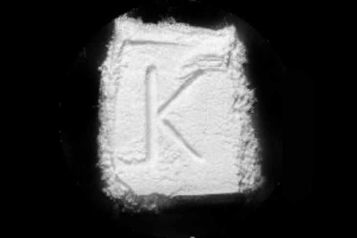 ​Nên cấm sử dụng ketamine do thuốc này có tính chất như một loại ma túy.