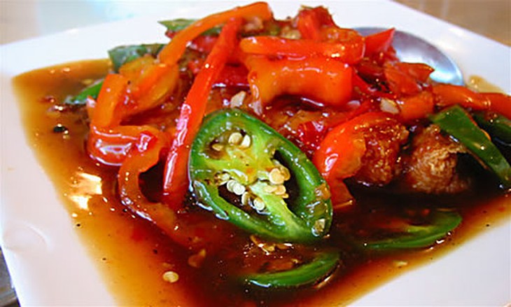 Ăn nhiều đồ cay nóng hoặc bị cảm cúm... khi mang thai có thể là một trong những nguyên nhân sinh ra trẻ tự kỷ.