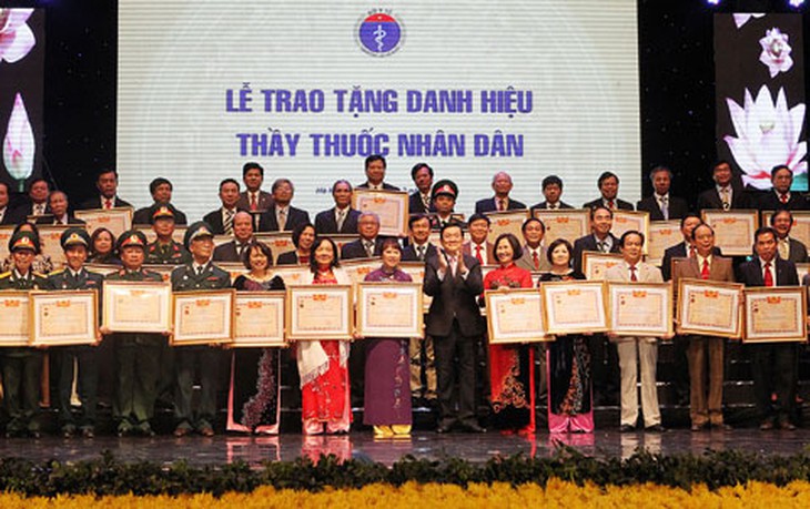 Chủ tịch nước Trương Tấn Sang trao danh hiệu Thầy thuốc Nhân dân cho các Thầy thuốc năm 2014
