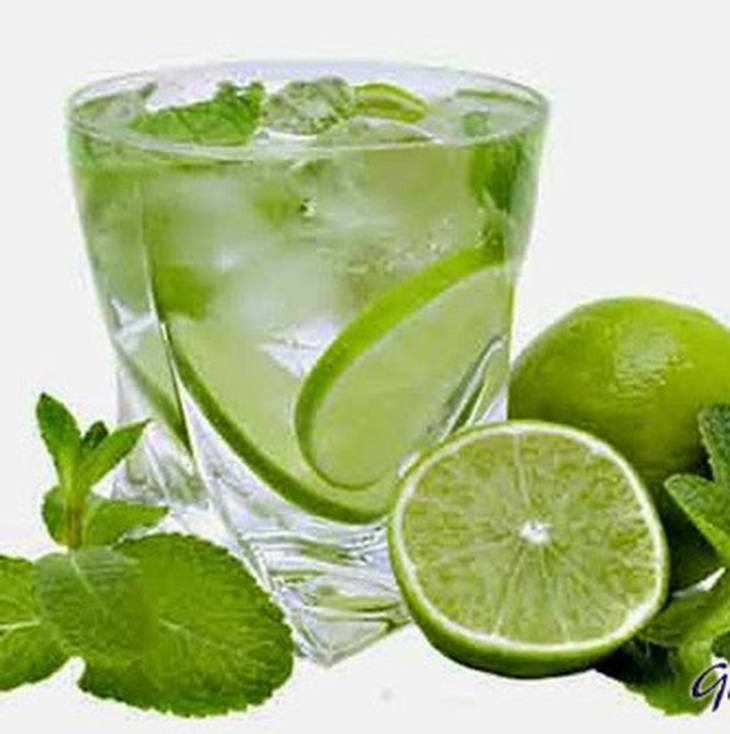 Nên uống ly nước chanh mỗi sáng.