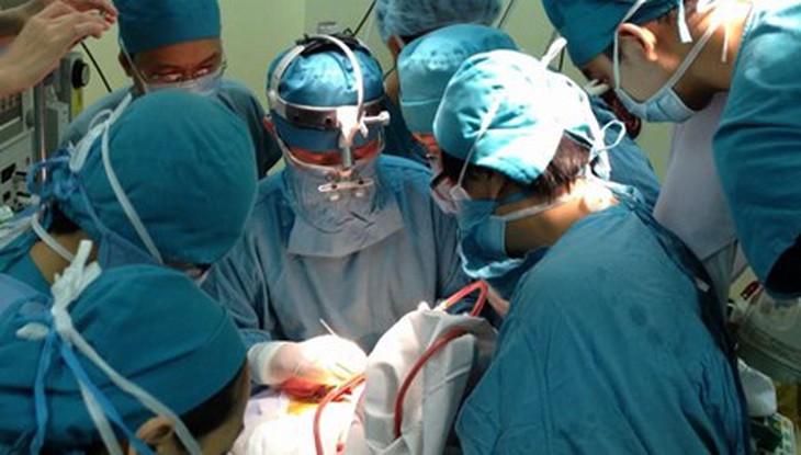 Ca phẫu thuật cứu sống em bé bị dao đâm kéo dài trong 3 tiếng đồng hồ. Ảnh: Quốc Ngọc báo Tiền phong