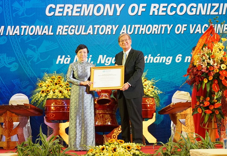 Bộ trưởng Bộ Y tế Nguyễn Thị Kim Tiến nhận Giấy chứng nhận Hệ thống quản lý quốc gia về vắc xin của Việt Nam đạt chuẩn quốc tế từ đại điện WHO