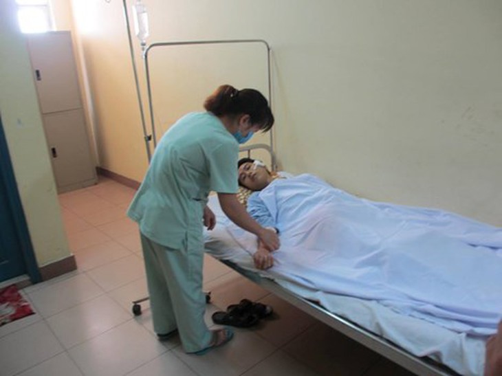 BS Phạm Thanh Tùng, khoa Ngoại, BV Thanh Nhàn (Hà Nội) nằm điều trị tại BV sau khi bị người nhà bệnh nhân hành hung