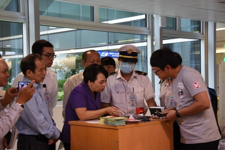 Bộ trưởng Bộ Y tế theo dõi kiểm tra tờ khai y tế đối với khách hành khách Hàn Quốc tại sân bay Tân Sơn Nhất