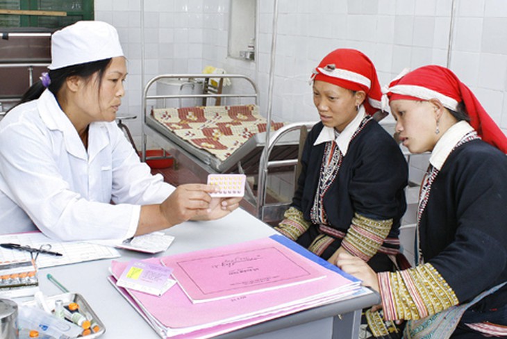 Cán bộ y tế xã Tả Pìn (Sapa, Lào Cai) hướng dẫn chị em phụ nữ người dân tộc thiểu số sự dụng các phương tiện thực hiện kế hoạch hóa gia đình. 
Ảnh Internet