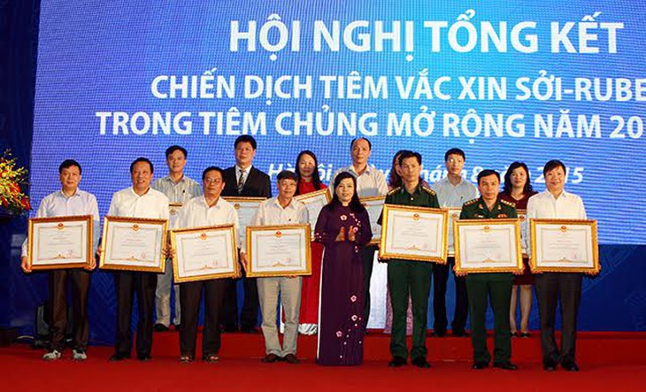 Bộ trưởng Bộ Y tế trao bằng khen của Chính phủ cho các đơn vị/cá nhân thực hiện chiến dịch tiêm chủng sởi- rubella xuất sắc Ảnh Trần Minh