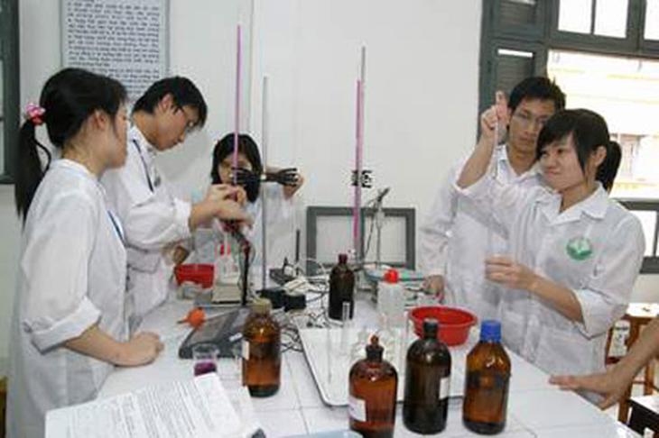 Giờ học thực hành của sinh viên các trường y dược