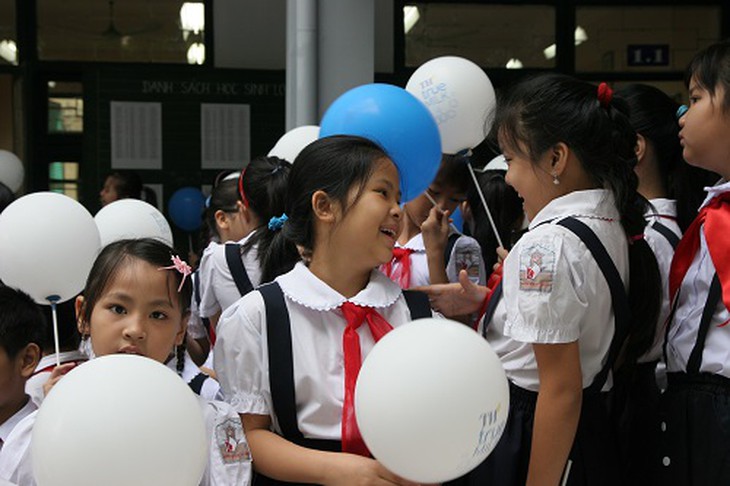 Thu hút học sinh sinh viên tham gia BHYT .Ảnh: TM