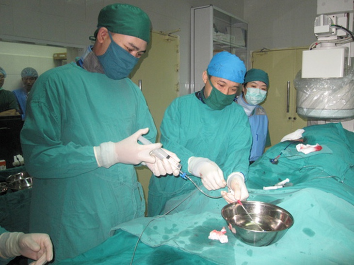 Mô hình chuyển giao kỹ thuật giúp các bệnh viện đa khoa như Xanh Pôn có thể xử trí các ca bệnh tim chuyên sâu. Ảnh: Trần Văn Phúc.