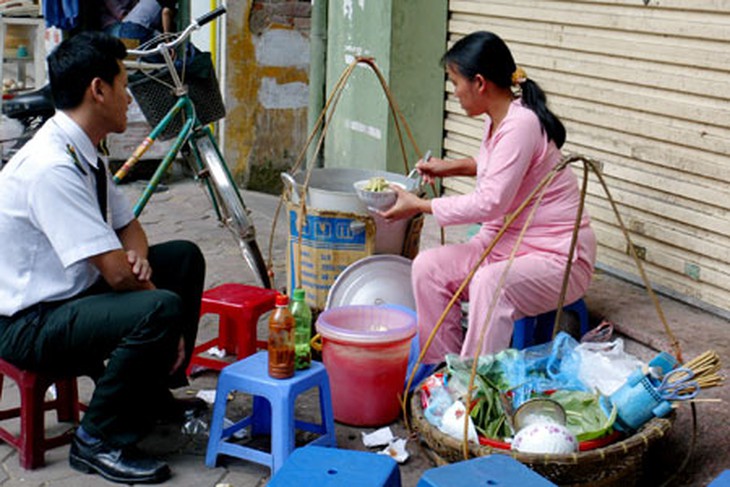 Thức ăn đường phố vẫn tiềm ẩn nhiều nguy cơ về ngộ độc thực phẩm (Ảnh mang tính chất minh hoạ)
