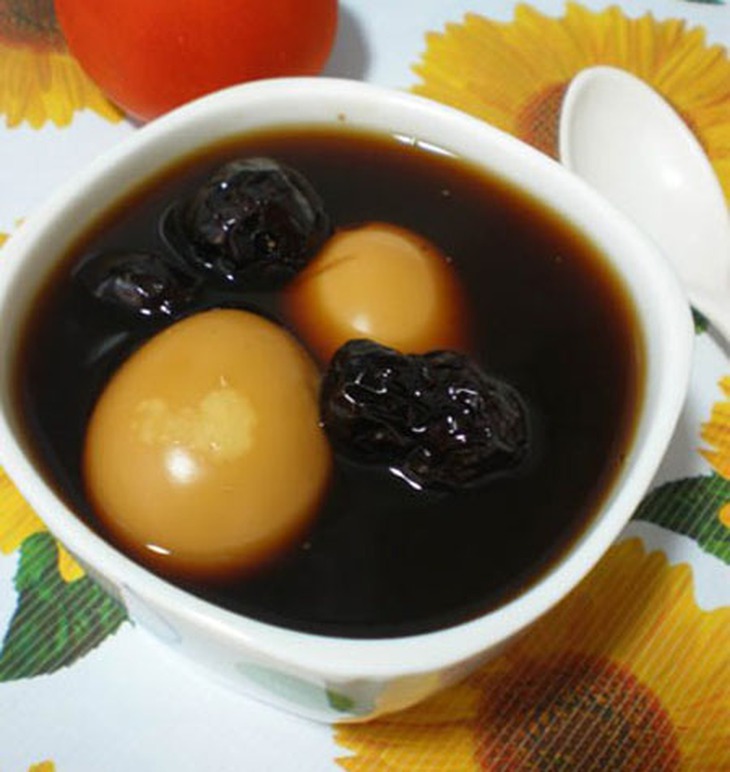 Trứng gà nấu hà thủ ô thích hợp cho nam giới bị di tinh, mộng tinh.
