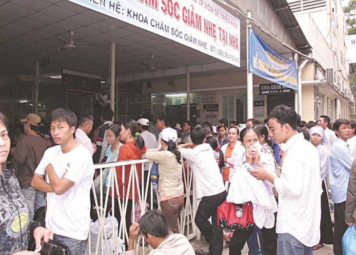 Bệnh nhân chờ khám bệnh tại Bệnh viện Ung Bướu TP.HCM