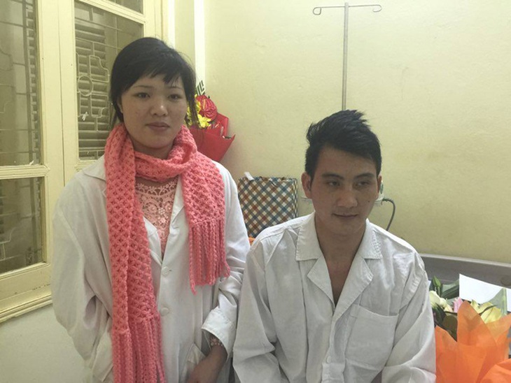  Bố bé Bình (phải) là người đã hiến một phần phổi cứu con trai thứ 2 của mình. Ảnh: V.Thu 