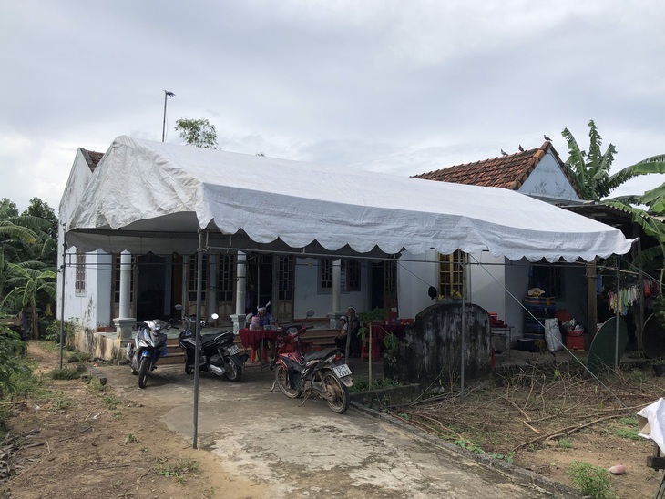 Xót xa thai phụ đuối nước tử vong, tay vẫn cầm túi cà chua chưa kịp mang đi bán - Ảnh 1. Xót xa thai phụ đuối nước tử vong, tay vẫn cầm túi cà chua chưa kịp mang đi bán - Ảnh 1.