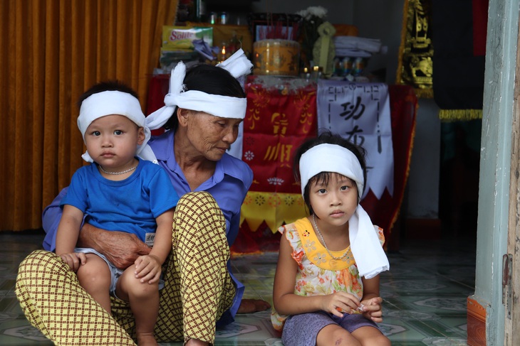 Xót xa thai phụ đuối nước tử vong, tay vẫn cầm túi cà chua chưa kịp mang đi bán - Ảnh 2. Xót xa thai phụ đuối nước tử vong, tay vẫn cầm túi cà chua chưa kịp mang đi bán - Ảnh 2.