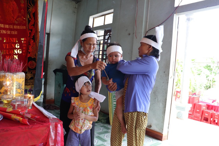 Xót xa thai phụ đuối nước tử vong, tay vẫn cầm túi cà chua chưa kịp mang đi bán - Ảnh 3. Xót xa thai phụ đuối nước tử vong, tay vẫn cầm túi cà chua chưa kịp mang đi bán - Ảnh 3.