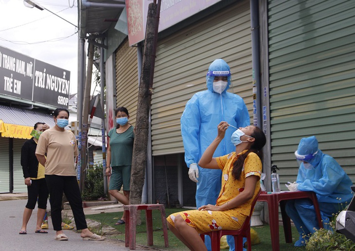 Bình Dương kiên trì xét nghiệm, xanh hóa từng vùng - Ảnh 1.