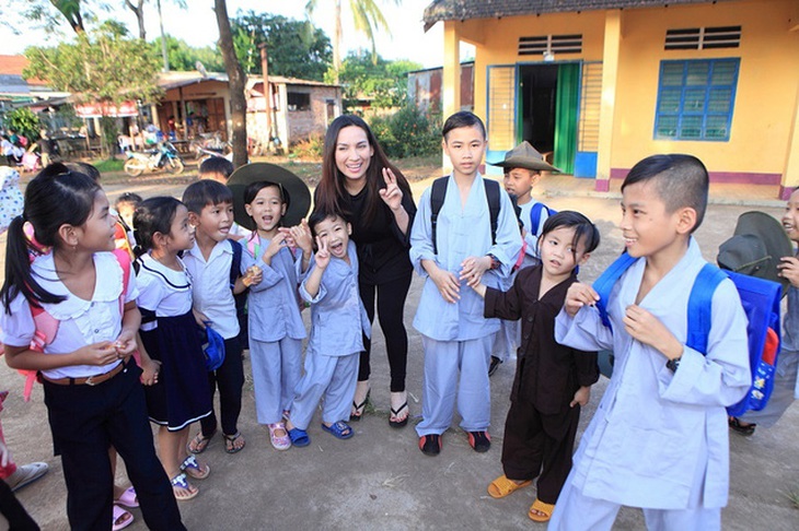 Nữ ca sĩ Phi Nhung luôn đồng hành cùng các con trong nhiều chương trình.