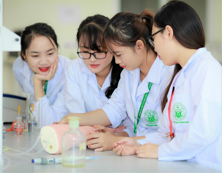 Sinh viên tốt nghiệp thuộc nhóm ngành Y Dược chiếm tỷ lệ có việc làm cao nhất - Ảnh 2.