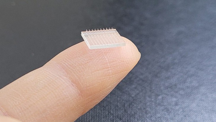 Miếng dán vi kim 3D vaccine COVID-19, giải pháp tiêm chủng mới - Ảnh 1.