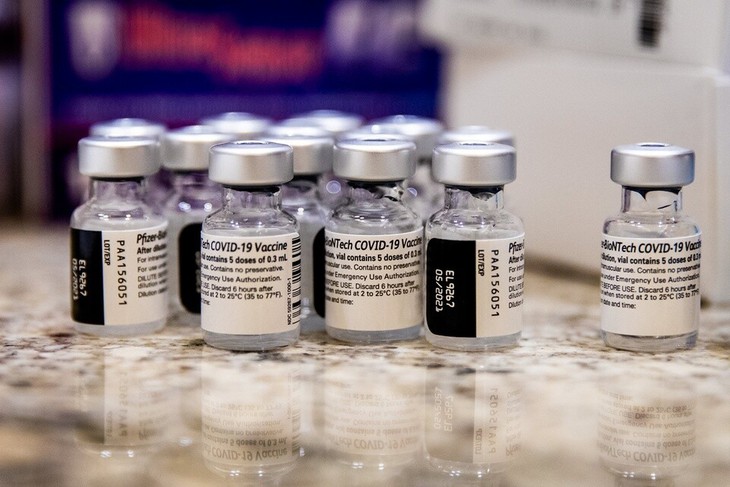 Lý do Mỹ chỉ mua vaccine COVID-19 của Pfizer để viện trợ cho thế giới - Ảnh 2. Vaccine ngừa COVID-19 của hãng Pfizer. Ảnh: Bloomberg