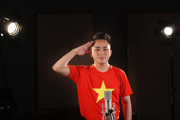 Tùng Dương gây sốt với MV ‘Tiến quân ca’ - Ảnh 4.