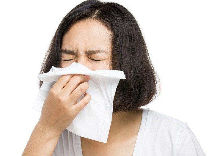 Những triệu chứng điển hình của cúm là: mệt mỏi, đau nhức người, đau nhức đầu, hắt hơi, sổ mũi và sốt.