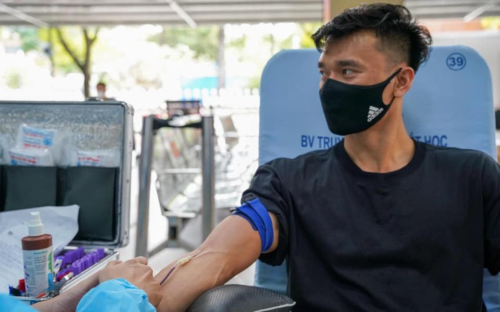 "Thủ môn quốc dân" Bùi Tiến Dũng "ghi bàn" ngoài sân cỏ 