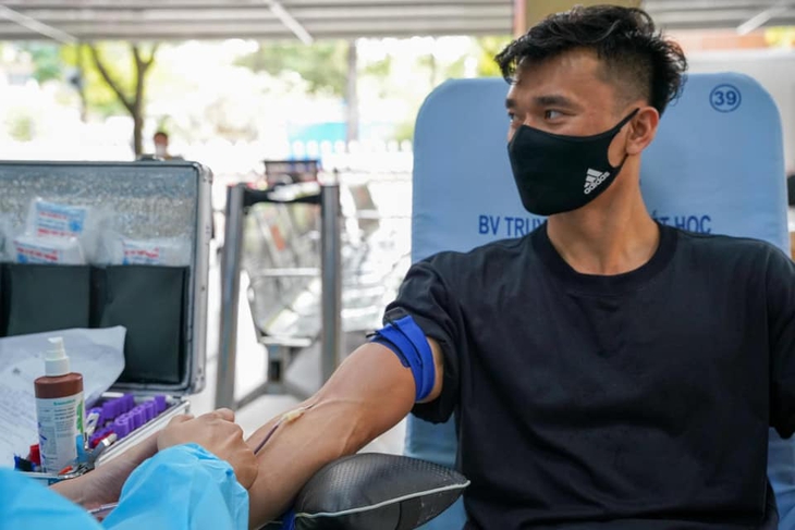 Bàn thắng ngoài sân cỏ của… 'thủ môn quốc dân' Bùi Tiến Dũng - Ảnh 2. Bàn thắng ngoài sân cỏ của… 'thủ môn quốc dân' Bùi Tiến Dũng - Ảnh 2.