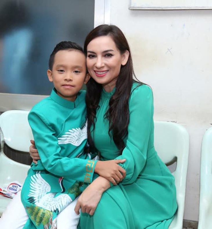 Hồ Văn Cường mong lùm xùm khép lại để mẹ nuôi Phi Nhung an nghỉ nơi xa - Ảnh 2.