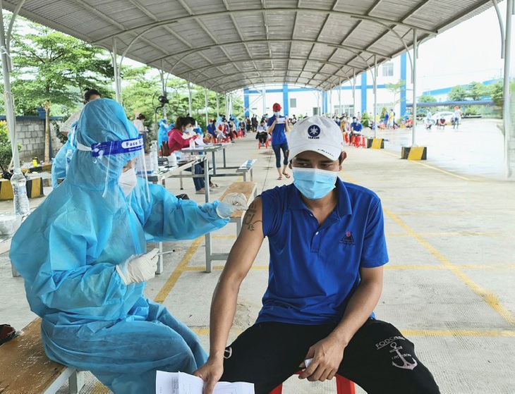 Bình Dương ‘hạ áp’ người dân chen lấn đi tiêm vaccine - Ảnh 1. Bình Dương ‘hạ áp’ người dân chen lấn đi tiêm vaccine - Ảnh 1.