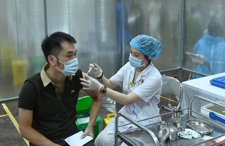 Chiều 24/11: Có 35 tỉnh, thành đạt tỷ lệ bao phủ vaccine phòng COVID-19 trên 50%; Dấu hiệu F0 cách ly tại nhà chuyển nặng, phải vào viện cấp cứu   - Ảnh 1.