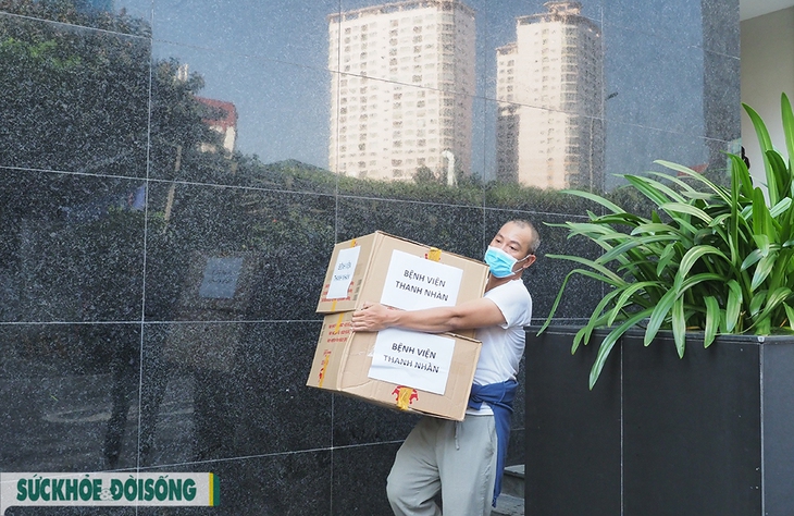 "Trao yêu thương, tiếp sức mạnh" tới đội ngũ y bác sĩ tuyến đầu chống dịch - Ảnh 1.