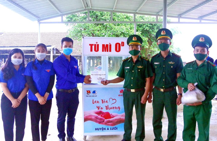 “Tủ mì yêu thương” ấm lòng đồng bào vùng biên giới ở Thừa Thiên Huế - Ảnh 1.