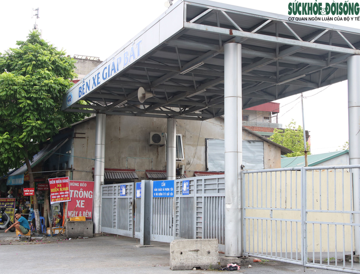 Các bến xe ở Hà Nội im ắng, hành khách thất vọng ra về - Ảnh 2.