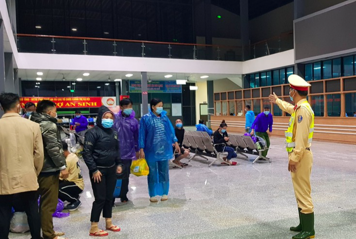 Huy động tổng lực ứng phó bão số 8 - Ảnh 2.