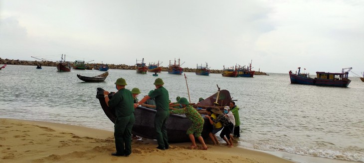 Hà Tĩnh chuẩn bị nhiều phương án chống bão Kompasu - Ảnh 1. Hà Tĩnh chuẩn bị nhiều phương án chống bão Kompasu - Ảnh 1.