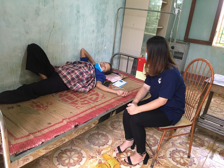 Hòa Bình: Xót thương gia cảnh người vợ gần 40 năm vất vả chăm chồng bệnh tật trong căn nhà cũ nát - Ảnh 3. Hòa Bình: Xót thương gia cảnh người vợ gần 40 năm vất vả chăm chồng bệnh tật trong căn nhà cũ nát - Ảnh 3.