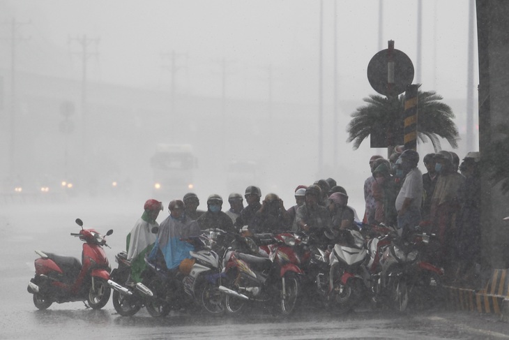 Bão số 8 suy yếu thành ATNĐ, áp sáp Thanh Hóa - Nghệ An, mưa như trút tại miền Bắc và Trung Bộ - Ảnh 2. Bão số 8 suy yếu thành ATNĐ, áp sáp Thanh Hóa - Nghệ An, mưa như trút tại miền Bắc và Trung Bộ - Ảnh 2.